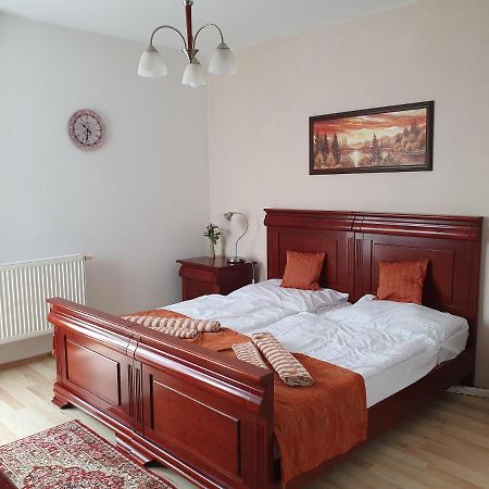 Hotel Oko Нитра Екстериор снимка
