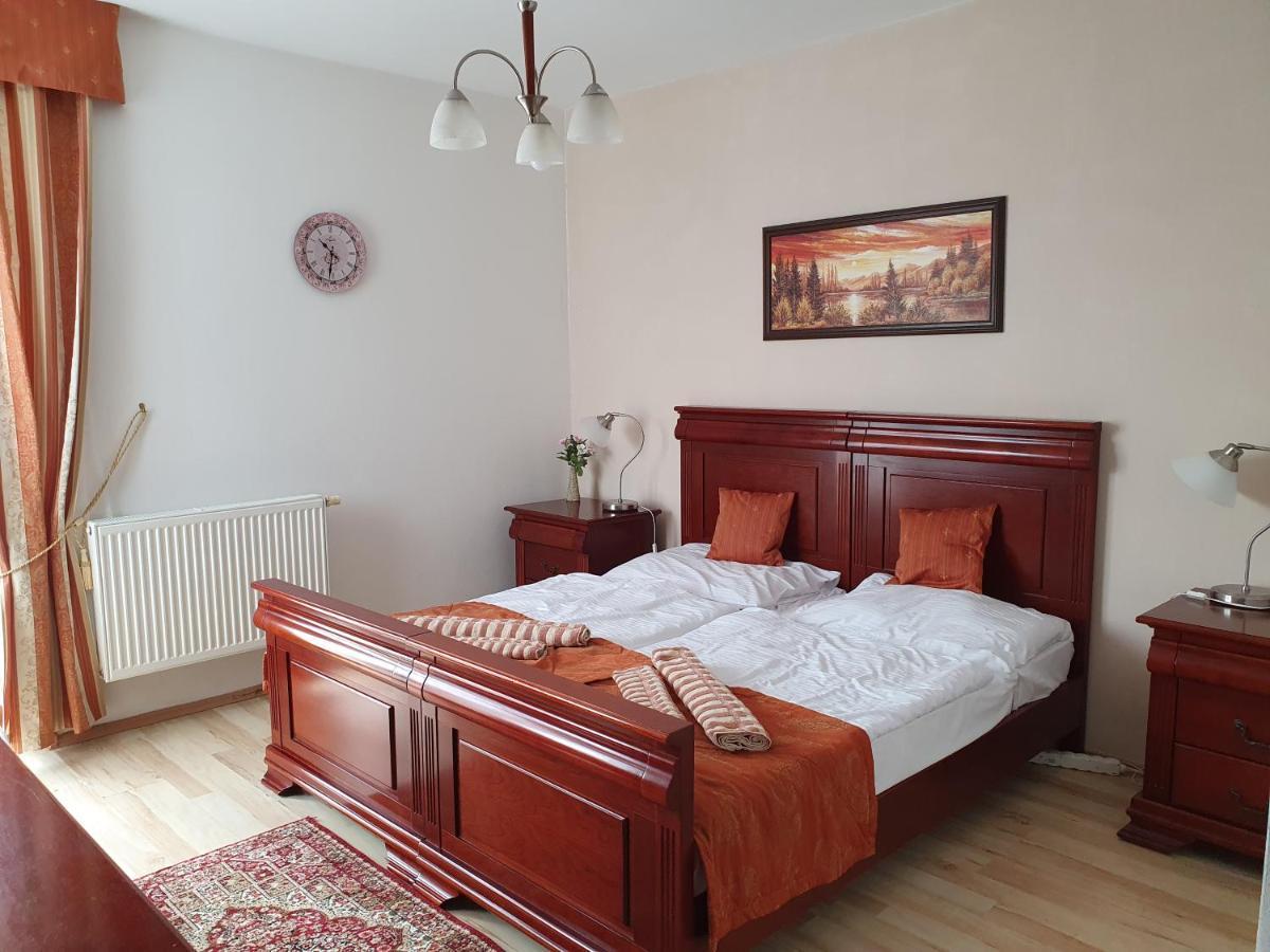 Hotel Oko Нитра Екстериор снимка