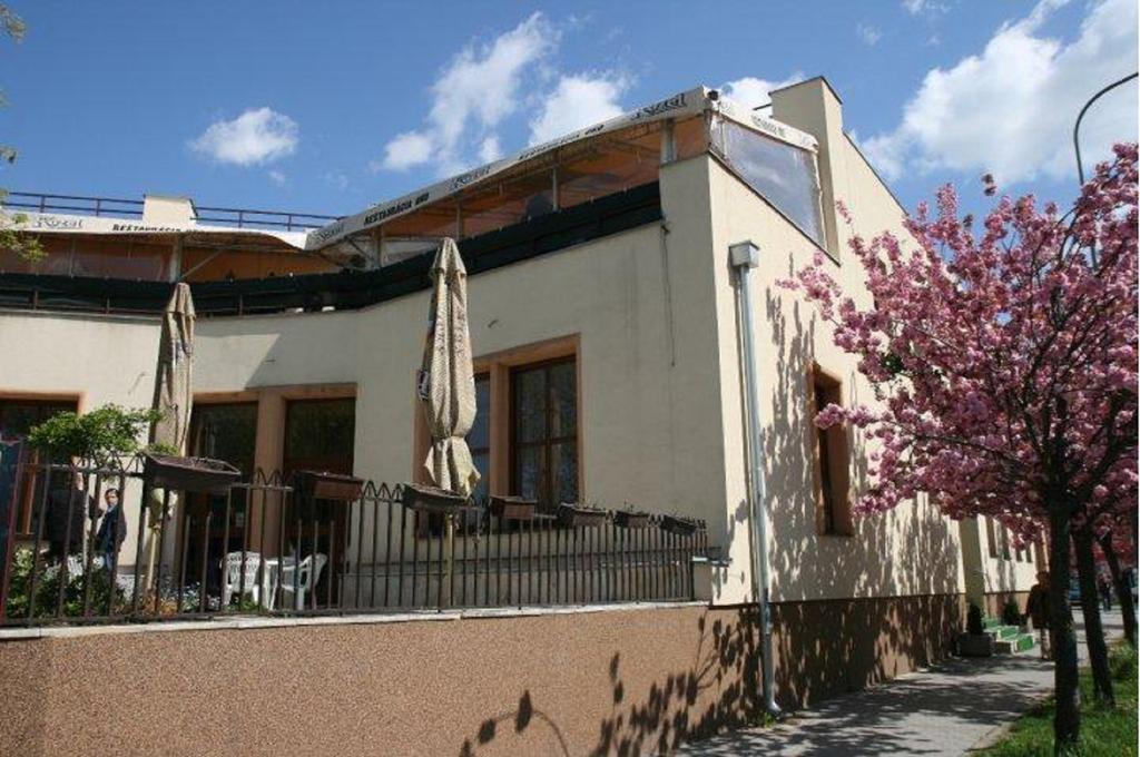 Hotel Oko Нитра Екстериор снимка