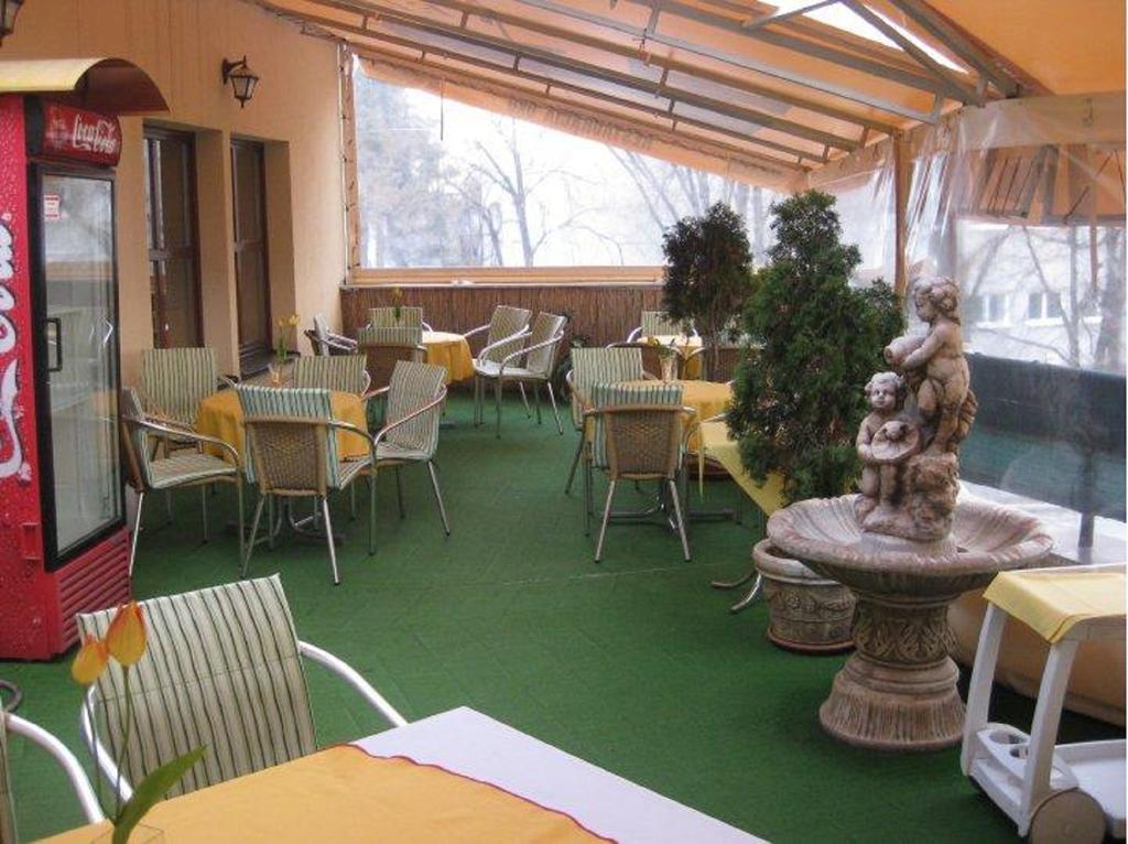 Hotel Oko Нитра Екстериор снимка