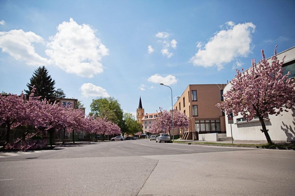 Hotel Oko Нитра Екстериор снимка